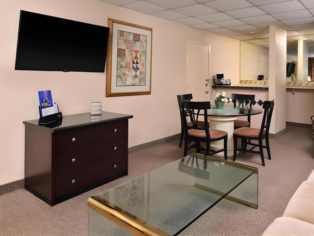 Americas Best Value Inn & Suites Вікторія Екстер'єр фото
